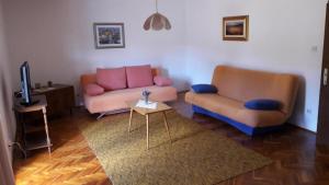 - un salon avec deux canapés et une table dans l'établissement Apartment in Stari Grad Hvar with terrace, air conditioning, WiFi, washing machine 5028-1, à Stari Grad