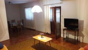 ein Wohnzimmer mit Fernseher und Couchtisch in der Unterkunft Apartment in Stari Grad Hvar with terrace, air conditioning, WiFi, washing machine 5028-1 in Stari Grad + 19 Fotos
