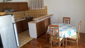 - une cuisine avec une table, des chaises et un évier dans l'établissement Apartment in Stari Grad Hvar with terrace, air conditioning, WiFi, washing machine 5028-1, à Stari Grad