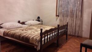 ein Schlafzimmer mit einem großen Bett mit zwei Kissen in der Unterkunft Apartment in Stari Grad Hvar with terrace, air conditioning, WiFi, washing machine 5028-1 in Stari Grad