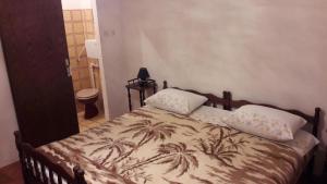 ein Schlafzimmer mit einem Bett mit einer Decke mit Palmen darauf in der Unterkunft Apartment in Stari Grad Hvar with terrace, air conditioning, WiFi, washing machine 5028-1 in Stari Grad