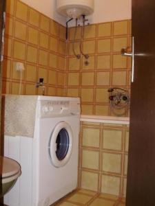 Ein Badezimmer in der Unterkunft Apartment in Stari Grad Hvar with terrace, air conditioning, WiFi, washing machine 5028-1