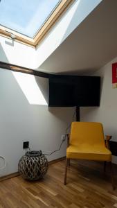 Televízia a/alebo spoločenská miestnosť v ubytovaní Apartament Rynek 22 Krosno