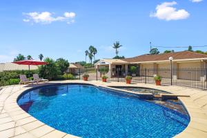a swimming pool in a yard with a house at Comfort Inn Glenfield in Toowoomba