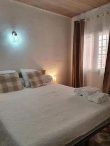 1 dormitorio con 1 cama grande y toallas. en Pont du Gard,appartement à Castillon du Gard, en Castillon-du-Gard