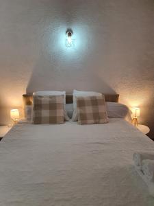 A bed or beds in a room at Pont du Gard,appartement à Castillon du Gard