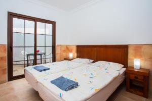 1 dormitorio con 1 cama con 2 toallas en Casa Del Mar, en Playa Blanca