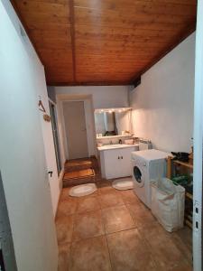 - une salle de bains avec 2 toilettes dans une chambre dans l'établissement Pont du Gard,appartement à Castillon du Gard, à Castillon-du-Gard