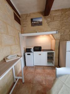 A kitchen or kitchenette at Pont du Gard,appartement à Castillon du Gard