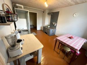 Salisburg Residence في Mazsalaca: اطلالة جوية على مطبخ مع كونتر توب