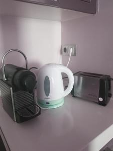 einen Toaster auf einer Theke neben einer Mikrowelle in der Unterkunft El BALCÓN de PILAR in Saragossa