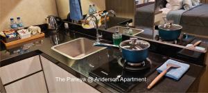 Kuchyňa alebo kuchynka v ubytovaní The Paneya@Anderson Apartment
