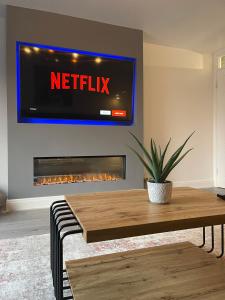 TV a/nebo společenská místnost v ubytování 5 Lockside *Free private parking* *City centre*