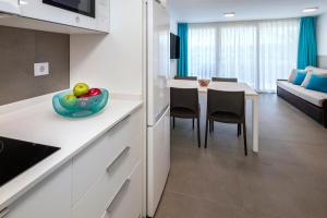 Kuchyňa alebo kuchynka v ubytovaní Rentalmar Salou Playa Family Suites & Pool