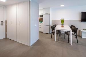 Kuchyňa alebo kuchynka v ubytovaní Rentalmar Salou Playa Family Suites & Pool