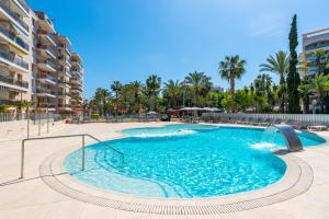 Bazén v ubytovaní Rentalmar Salou Playa Family Suites & Pool alebo v jeho blízkosti