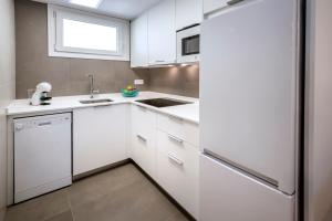 Kuchyňa alebo kuchynka v ubytovaní Rentalmar Salou Playa Family Suites & Pool