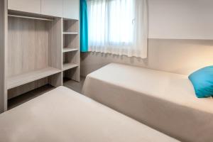 Posteľ alebo postele v izbe v ubytovaní Rentalmar Salou Playa Family Suites & Pool