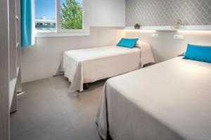 Posteľ alebo postele v izbe v ubytovaní Rentalmar Salou Playa Family Suites & Pool