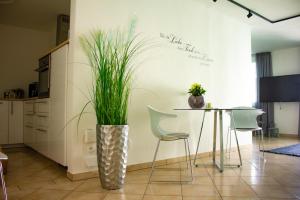 ein Esszimmer mit einem Tisch und einer Vase mit Gras in der Unterkunft Ferienwohnung Alte Burg Koblenz in Koblenz