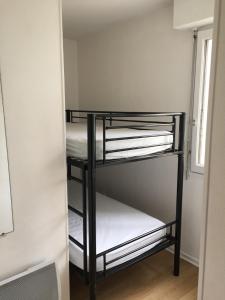 a room with three bunk beds in a room at Studio Cap Sud Capbreton proche plage in Capbreton