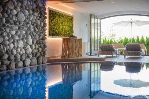 Bazén v ubytování Alpines Lifestyle Hotel Tannenhof nebo v jeho okolí