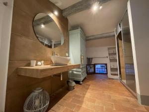 bagno con lavandino e specchio di Il Giglio B&B a Pienza