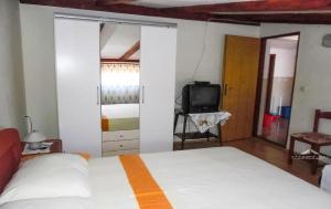 Postel nebo postele na pokoji v ubytování Cosy Apartment near the beach in Zubovici Croatia