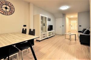 TV a/nebo společenská místnost v ubytování APTMUNDO BAJAMAR - Precioso apartamento Planta baja y patio