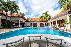 uma villa com uma piscina e uma casa em Luxury Villa Casa De Campo em La Romana