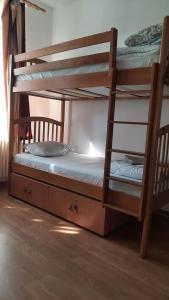 ヤシにあるHostel Andreiの二段ベッド2組が備わるドミトリールームのベッド1台分です。