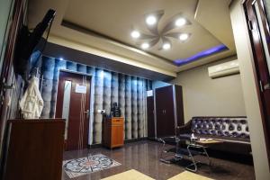 Televiisor ja/või meelelahutuskeskus majutusasutuses GOLDEN SECONDS Hotel
