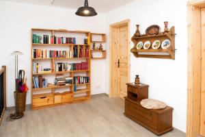 Habitación con estanterías de madera con libros en Pension Biohof Klügel, en Freital