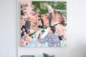 una pintura colgando de una pared en una habitación en Ferienwohnung Feel Good Apartment - zentrale 65qm Design Fewo im Zittauer Gebirge - bahnhofsnah in ruhiger Lage, en Zittau