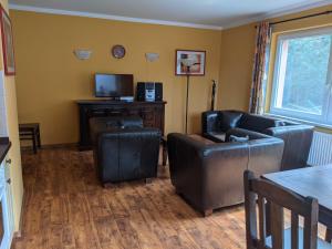 TV a/nebo společenská místnost v ubytování Ferienwohnung am Krebssee Whg "Otter"