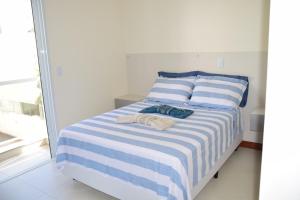 En eller flere senge i et værelse på Apartamento a beira mar completo com churrasqueira