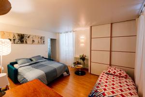 Un pat sau paturi într-o cameră la Bright and lovely parisian apartment