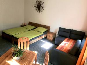 Ein Bett oder Betten in einem Zimmer der Unterkunft Birkenhof Ashram Lakshmi Zimmer