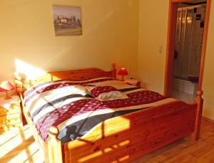 sypialnia z drewnianym łóżkiem w pokoju w obiekcie Pension & Ferienhof Glüß w mieście Lünzen