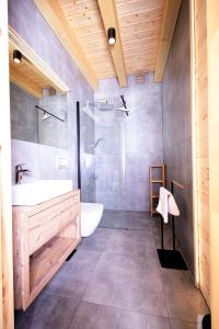 Uma casa de banho em Apartamenty Naturapart