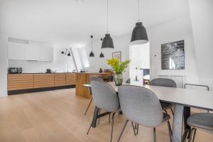 una cucina e una sala da pranzo con tavolo e sedie di City Square Hotel Apartments a Copenaghen