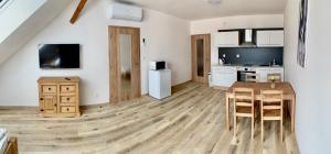Köök või kööginurk majutusasutuses Apartmány Statek Bezdědice