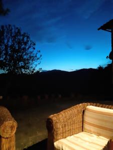 una silla de mimbre sentada frente a un cielo azul en Country Residence Turicchi, en Londa