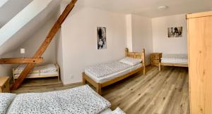 Postel nebo postele na pokoji v ubytování Apartmány Statek Bezdědice