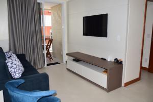 Et tv og/eller underholdning på Apartamento a beira mar completo com churrasqueira