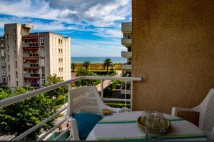 een tafel en stoelen op een balkon met uitzicht op de oceaan bij LOS RESPIGOS PLAYA in Laredo