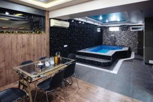 Bassein majutusasutuses GOLDEN SECONDS Hotel või selle lähedal