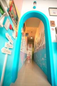 un pasillo en una escuela con un pasillo azul en Lamanca, en Hualien City