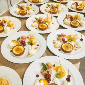 eine Gruppe von Lebensmittelplatten auf einem Tisch in der Unterkunft La Vieille Auberge in Vars + 45 Fotos