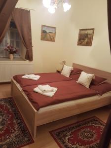 A bed or beds in a room at Brezovay Kastély Panzió